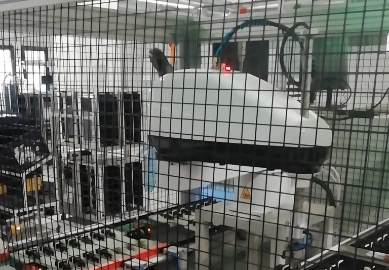 SCARA robot arm for picking up and place application