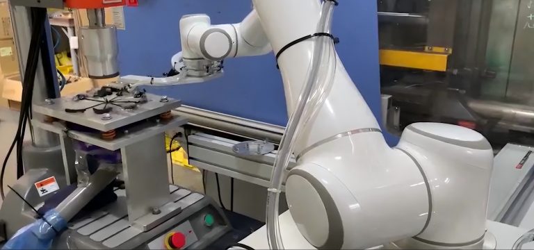 Robot arm for material handling application